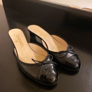 Classic Chanel logo on toe mule